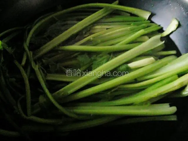 锅中水烧开，放入芹菜焯水