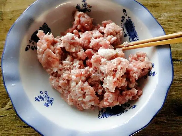 肉剁碎，成肉糜状
