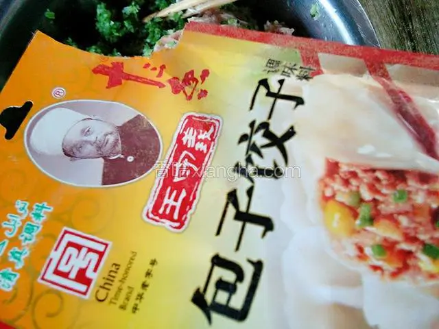 盆子太小，我们换个大点的！加入调味料