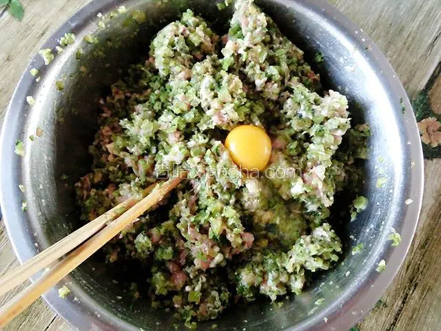 再打入一个鸡蛋