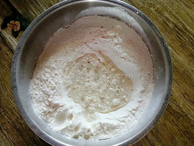 取适量面粉，加入少许温开水