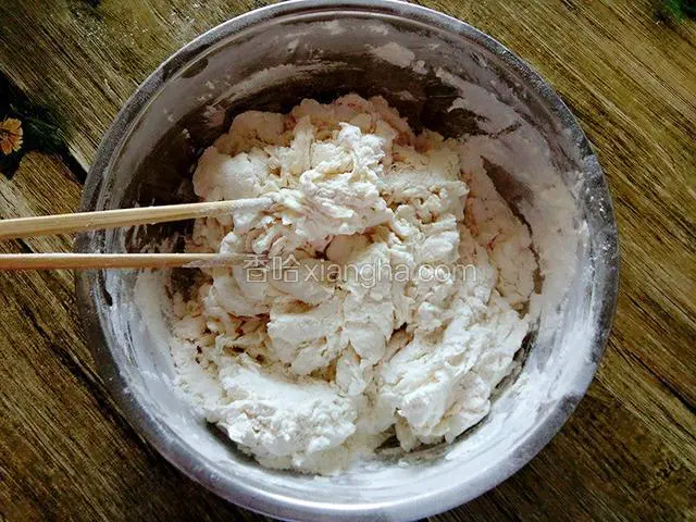 用筷子搅拌