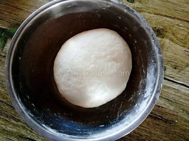 最后，用手将面揉成面团，醒10分钟