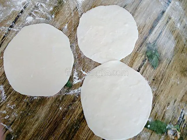擀成饼状