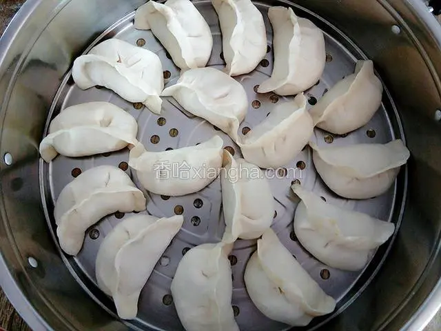 将饺子摆在笼屉里，盖锅！蒸熟（大约15~20分钟）