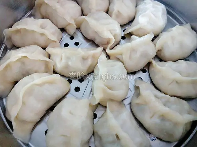 掀开锅盖。哎呀呀！香味扑鼻哦