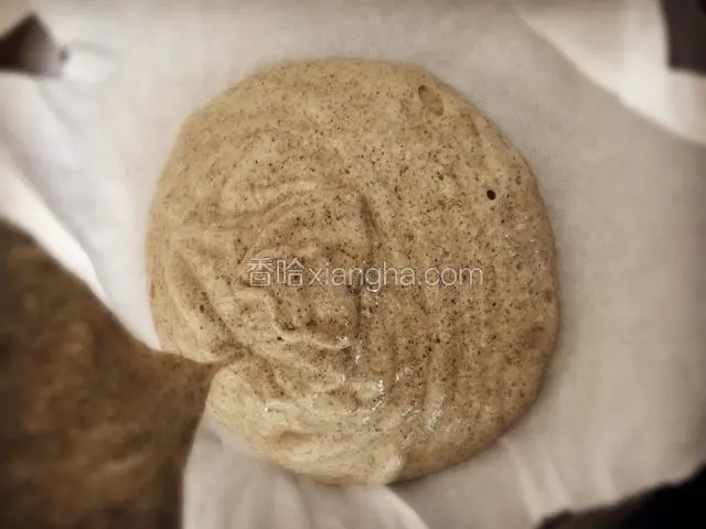 倒入铺油纸的模具