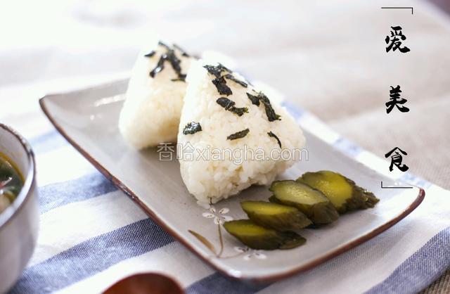 来一份番茄味噌汤饭团子套餐！蒸一锅米饭，趁热拌入寿司醋，捏成小饭团裹上海苔即可！