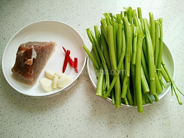 空心菜、肉、小米椒、蒜洗净。