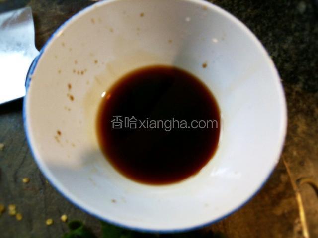 准备个小碗，调去一勺生抽，一勺醋，少许白糖，一勺料酒，一勺蚝油，花椒粉，鸡精调匀待用。泡水后的腰花捞出沥水。