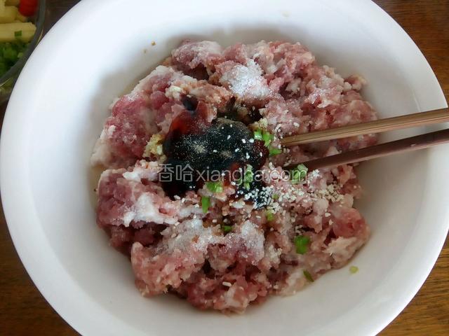 五花肉剁碎，加姜末，料酒，生抽，耗油，盐，鸡精，葱花，定粉，顺方向搅拌