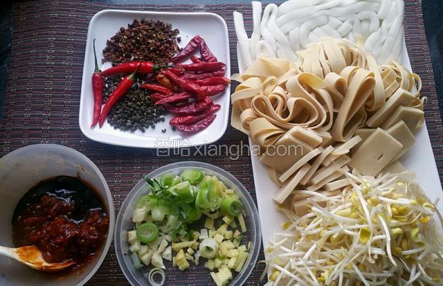 食材有豆腐皮，土豆粉，黄豆芽，千页豆腐。我选的多少自己喜欢的食材。葱姜蒜切碎备用。调料有，花椒，麻椒，干辣椒，小米椒。