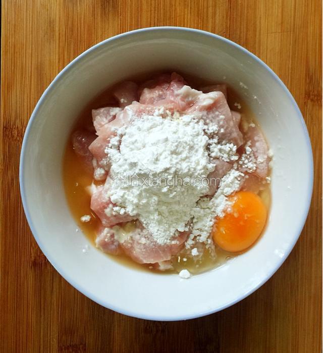 里脊肉里面加入盐，鸡精，淀粉，料酒