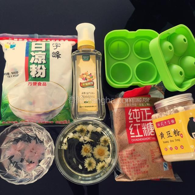 准备食材?先把樱花、茉莉花、菊花用水泡开备用。