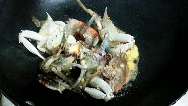 放入盐，料酒和耗油