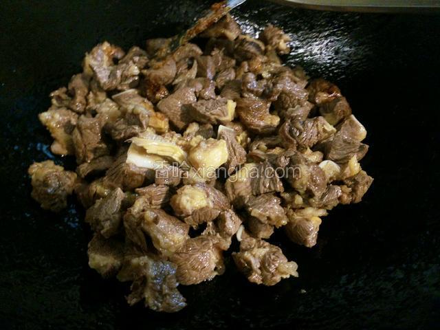 倒入牛肉翻炒至上色。