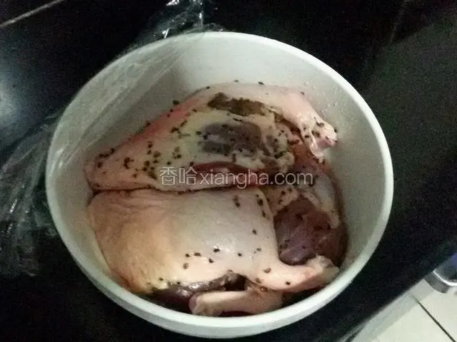 用擀好的椒盐抹在鸭腿上，要不断的揉搓，让椒盐充分淹在肉里，大约揉搓两三分钟，用保鲜膜封上放入冰箱24小时。