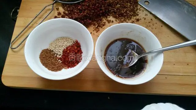 把擀碎的花椒过筛放入碗中，再加入辣椒面和芝麻。用另一个碗放蚝油，生抽，醋，少许糖，少许盐备用。