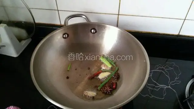 起锅放色拉油，放入葱姜，花椒，大料，炸香。