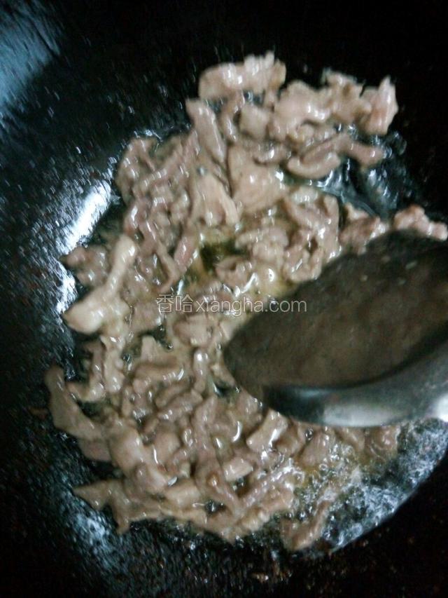 油烧热，瘦肉炒熟，盛出备用。