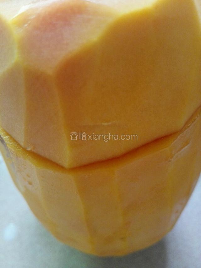 盖上木瓜顶，放冰箱冷藏四小时。