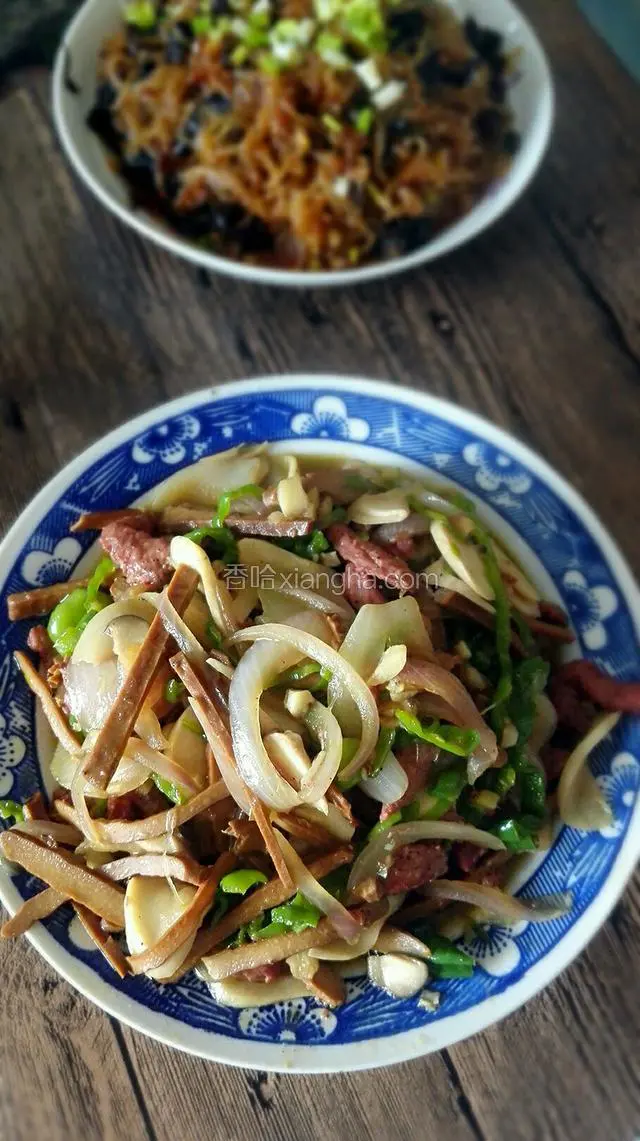 翻炒片刻后装盘食用