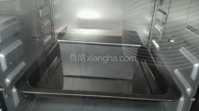 盖上吐司盖，送入预热160度烤箱，上下火中下层烤30-40分钟