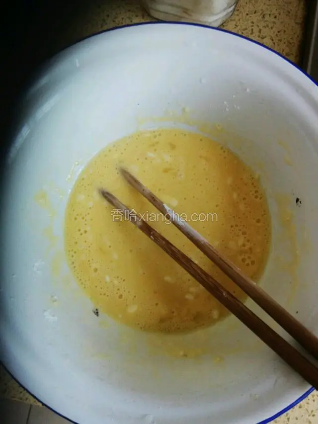 打一个鸡蛋，和一些淀粉，拌成糊状。