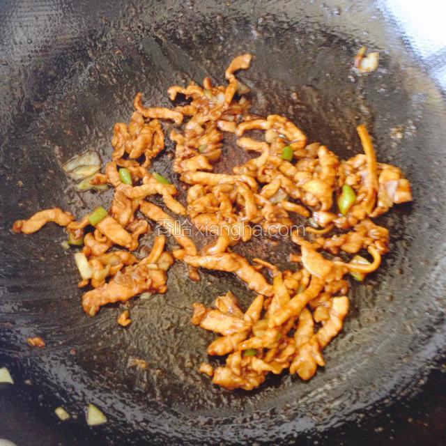锅中倒入油，下入葱姜，把肉丝炒至变色断生后加几滴料酒，再加入老抽，生抽翻炒均匀