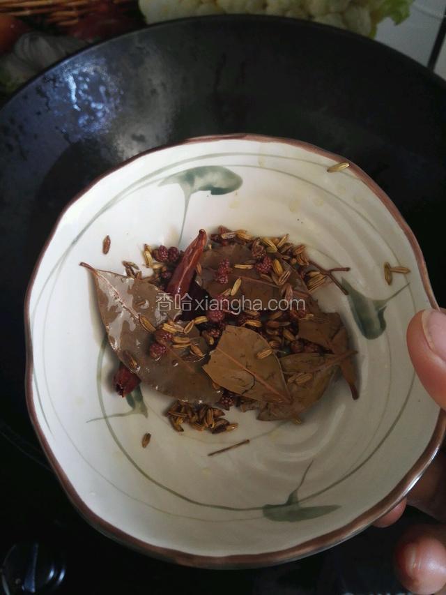 炸出香味后杂质全部捞出不要，因为要放入米饭里，要的是味道，还要保证米饭无杂