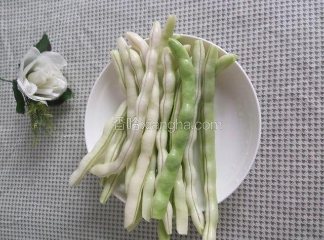 洗净的米豆，把米豆筋去掉，备用，