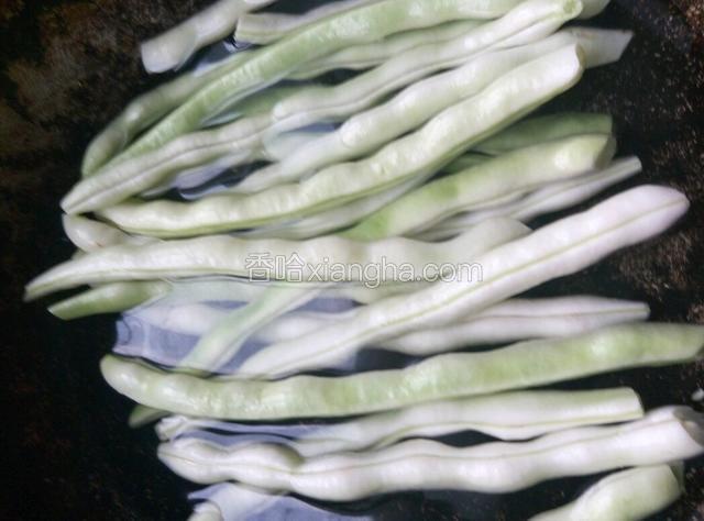 放入米豆，开始煮米豆了，煮的时间长点，要把米豆煮熟唠，