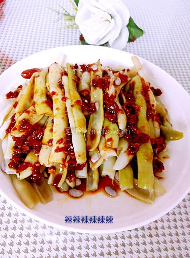 摘两片的米豆，摆盘倒入香油，味极鲜，芥末油，辣椒酱，一点盐，吃的时候再拌匀就可以了。