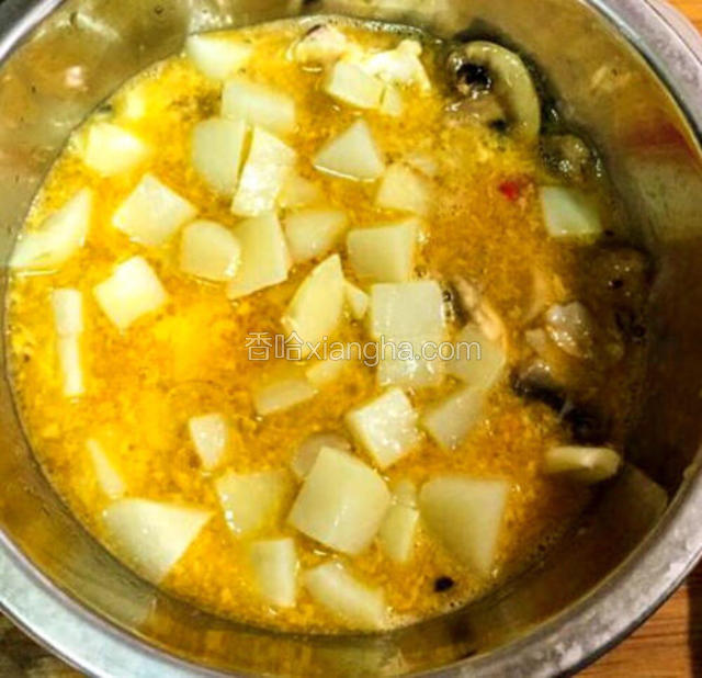 把炒熟的食材放至温热，混合均匀，加入鸡蛋液，再加入适量盐和黑胡椒调味。