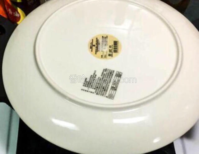 把混合好的蛋液分两次倒入热油锅中，第一次倒入锅中的蛋液定型后再加入剩下的。
中小火煎4-7分钟，用盘子辅助翻面再煎3-5分钟。