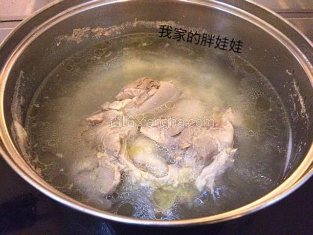 鸡腿肉凉水入锅煮熟