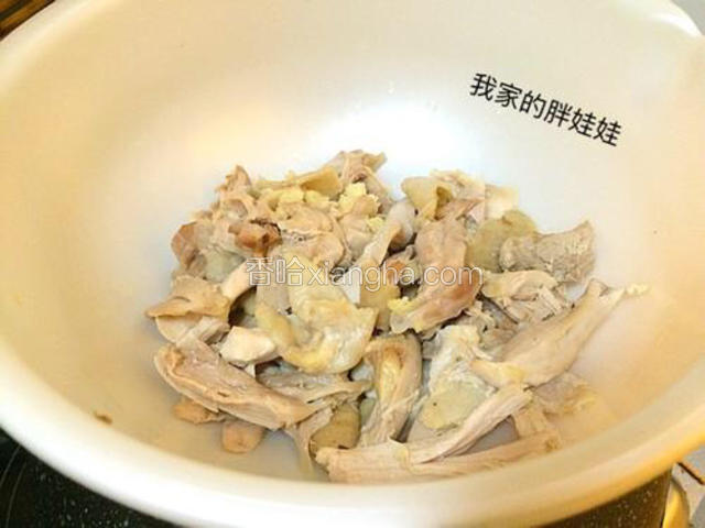 鸡肉凉了以后 滤过水，撕成小条