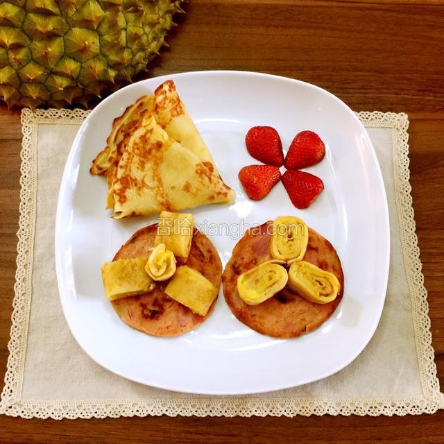 草莓旁边的是【榴莲饼】，火腿上的是【榴莲夹心卷】
一饼两吃，完美