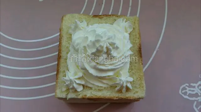 挤满奶油，在表面挤上花型