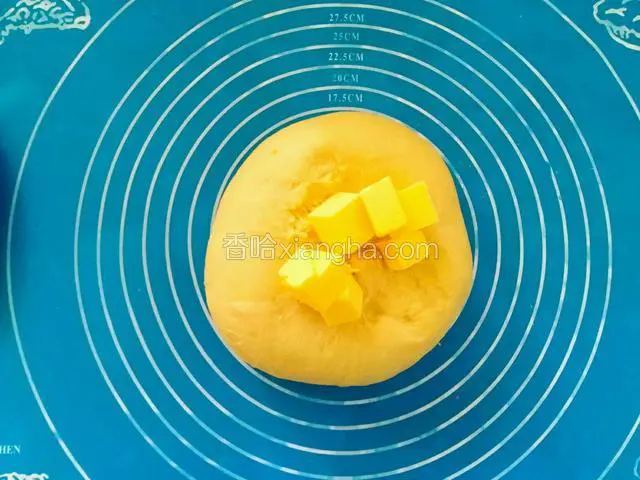揉匀至表面光滑后包入黄油继续揉
