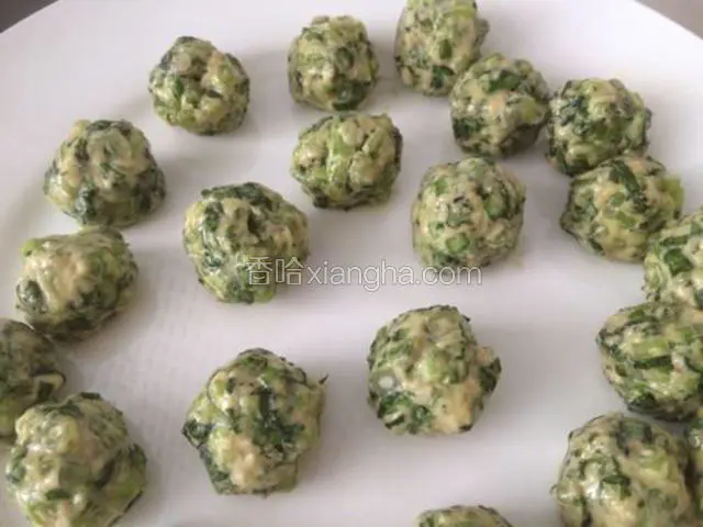 准备一碗水，双手沾水，把混合物整理成一个个大小适中的丸子；
