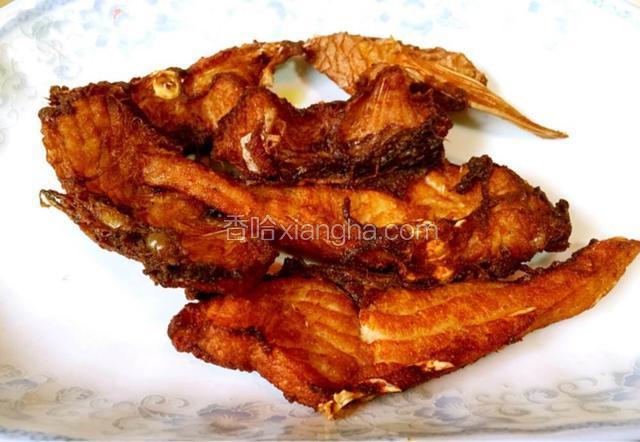 炸好的熏鱼，外酥里嫩，香脆可口！