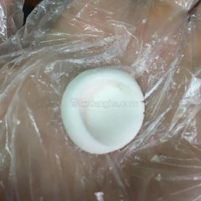 取一小团面团放在手心，用手指按一个小坑