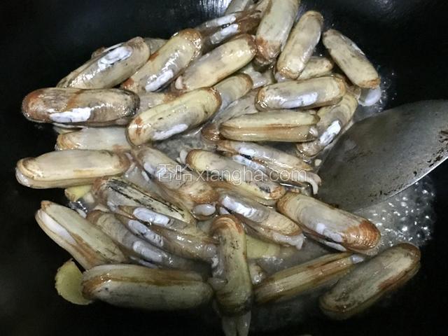 加入蛏子爆炒，喷入黄酒
