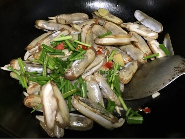 待开壳了即可加入葱末和剁椒。关火、翻炒、出锅。