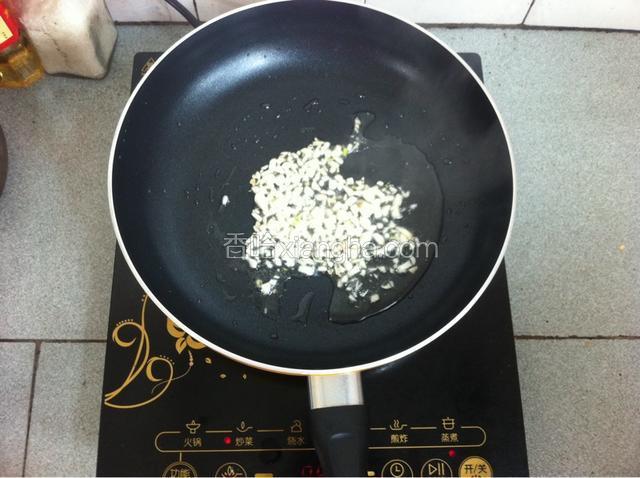 热锅，热油，放入蒜末爆炒，至稍微焦
