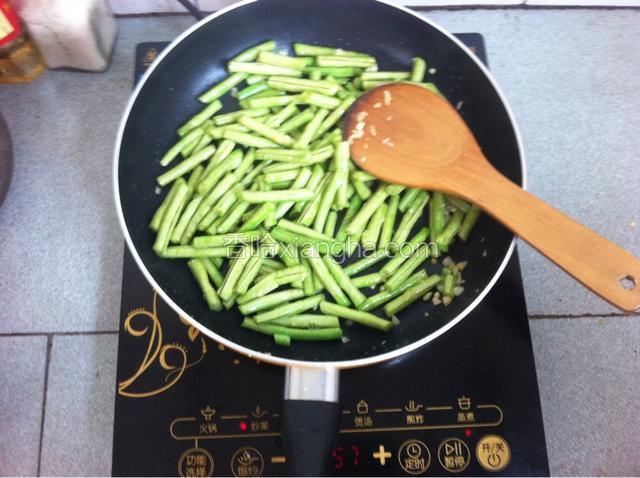 随后放入豆角翻炒均匀