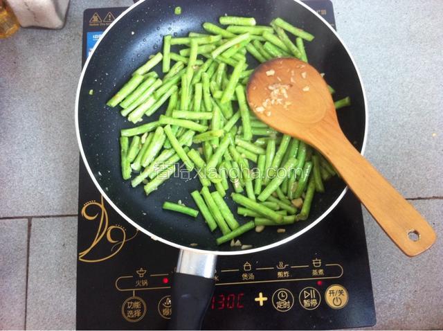 翻炒5—6分钟，放入适量盐，再翻炒均匀即可