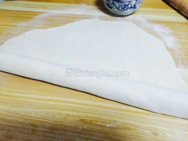 把面团擀成薄片，像做手擀面那样。
