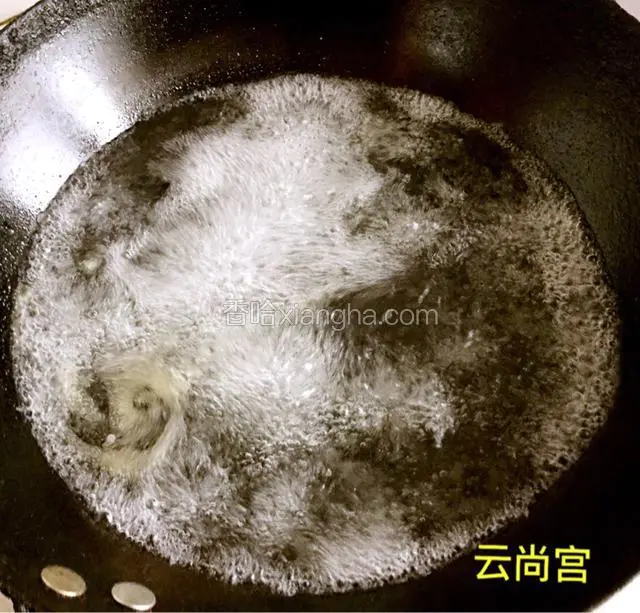 水烧开，放入少量一点盐和花生油，下水焯2分钟左右。